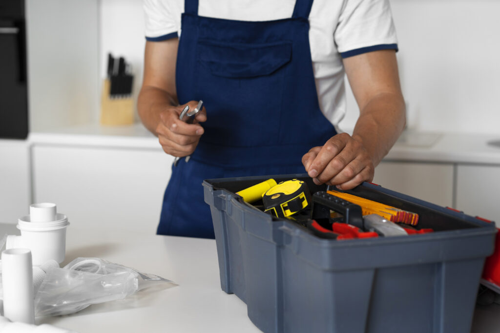 Se você é do tipo "pau para toda obra" e tem habilidade com pequenas manutenções domésticas, existe um mercado enorme e carente por seus serviços. Instalar uma prateleira, trocar um chuveiro, montar um móvel, consertar um vazamento simples – são tarefas que muitas pessoas não sabem ou não têm tempo para fazer.
